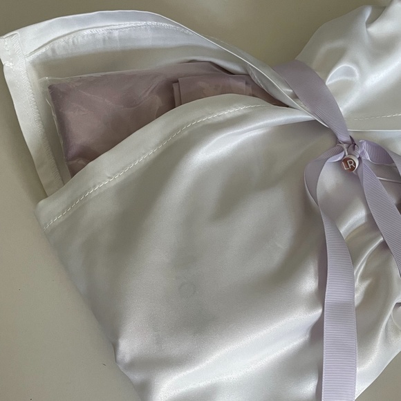 Le Rose Georgina Satin Bridesmaid Robe for Wedding - Picture 5 of 6